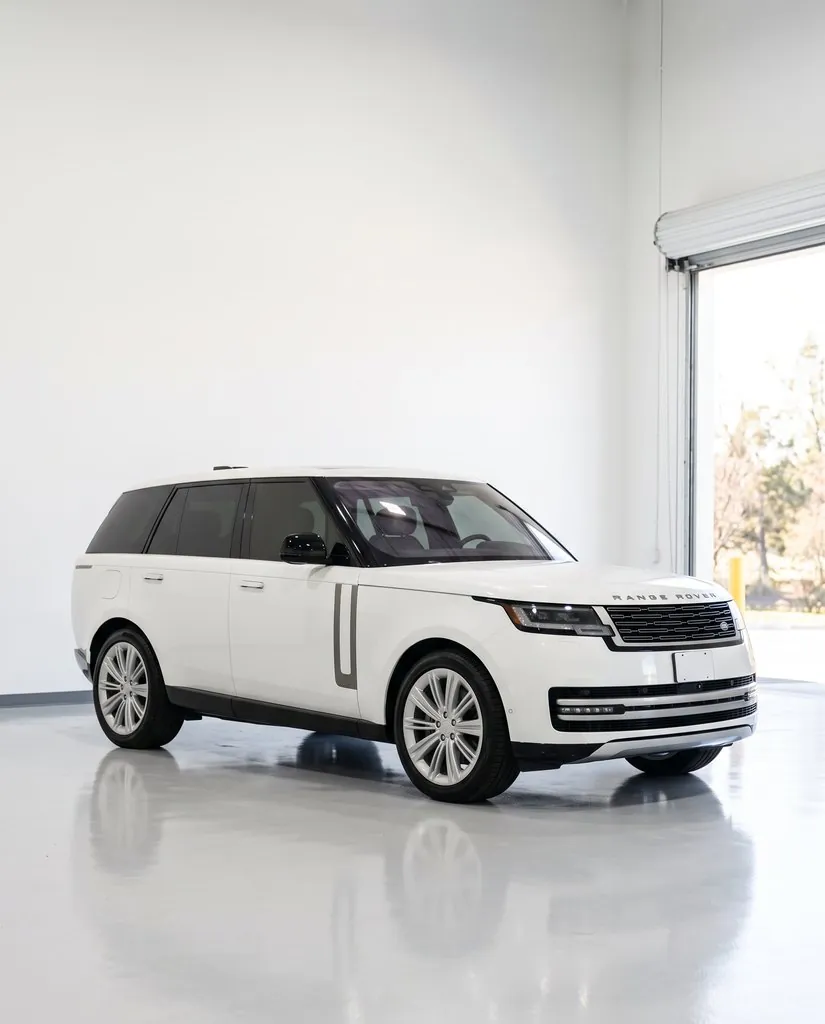 Window tint on this white Range Rover